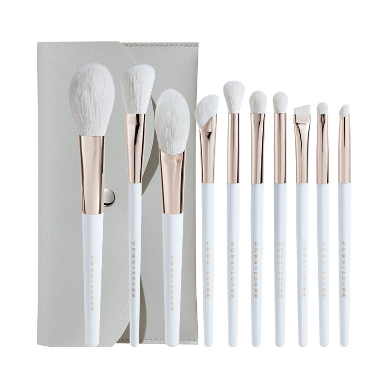Using portable makeup brush set for application